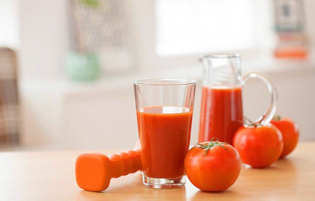 Bạn nên dùng nước ép trái cà chua vào giữa buổi chiều hoặc sáng