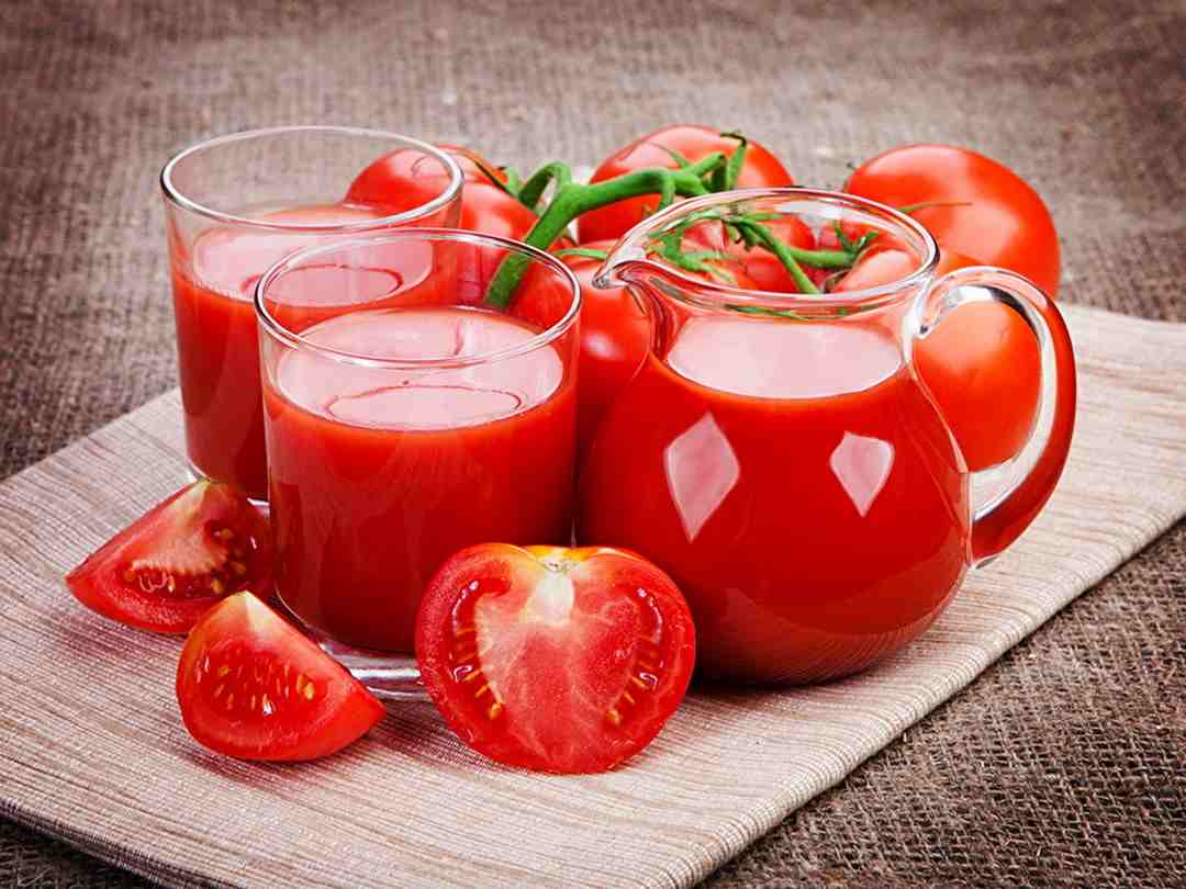 Nước ép cà chua là một loại nước ép rất phổ biến trong việc chăm sóc sức khỏe và làm đẹp